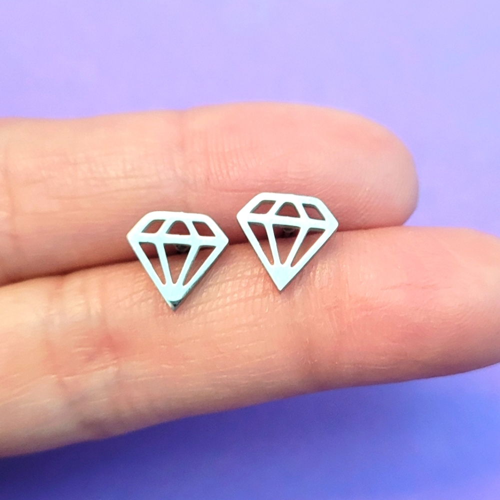 Trendy diamond shaped stainless steel earrings in silver color. Brand new